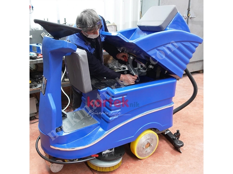 B 12001 Akülü Binicili Yer Yıkama Makinası 