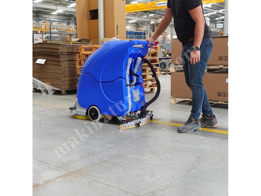 B7501 Akülü İticili Yer Yıkama Makinası 