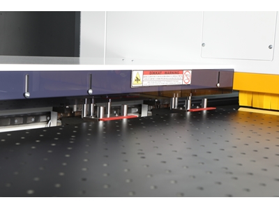 Omaksan C-Line 6x schneller Serienfertigung CNC Bohr- und Fräsmaschine - 6