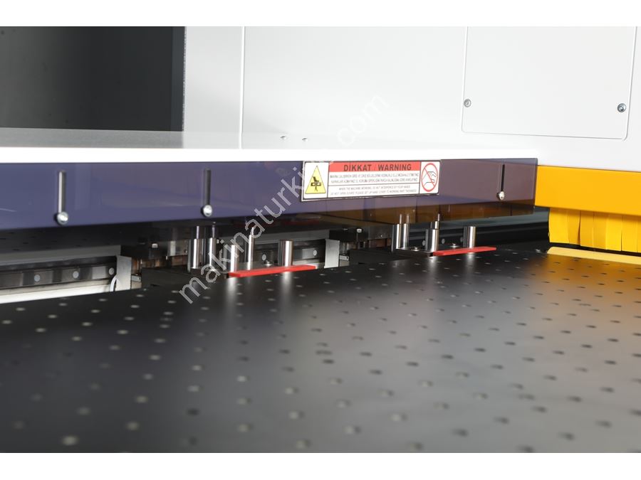 Omaksan C-Line 6x schneller Serienfertigung CNC Bohr- und Fräsmaschine