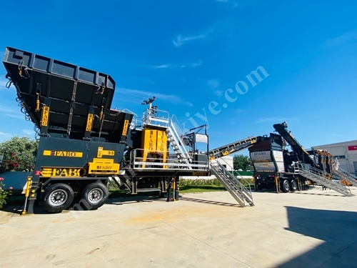 100-180 Ton / Hour 2 Chassis Mobile Hard Stone Crushing Plant