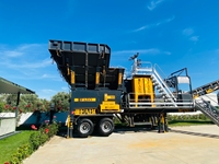 100-180 Ton / Hour 2 Chassis Mobile Hard Stone Crushing Plant - 5
