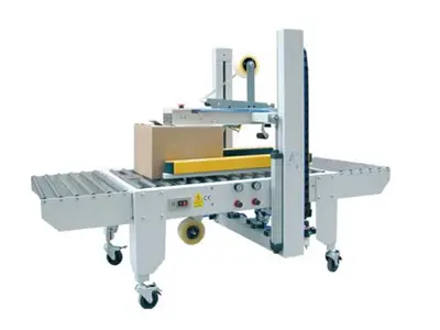 Machine d'emballage de caisses mixtes pneumatiques/automatiques réglables