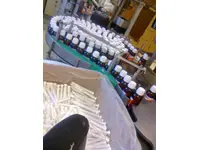 Machine d'étiquetage de bouteilles de médicaments à visser