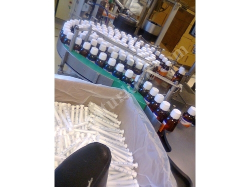 Machine d'étiquetage de bouteilles de médicaments à visser