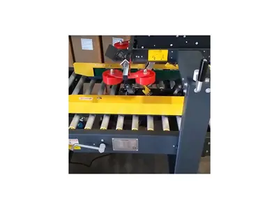 Machine semi-automatique de cerclage de cartons, capacité de 12 cartons par minute