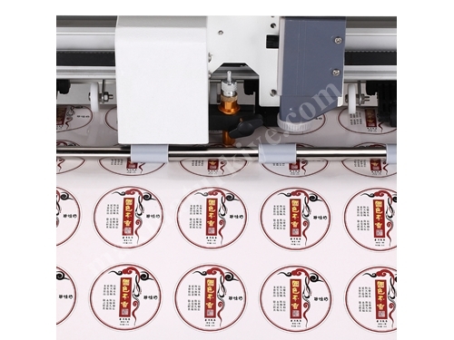 Machine de découpe automatique d'étiquettes entières et demi-étiquettes