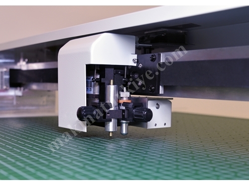 Saga FC Model Flatbed (Cardboard, Box, Label Cutting Plotter) Cutting Machine