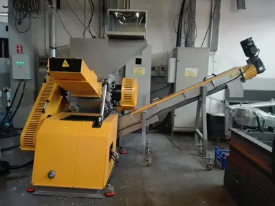 Plastic Crushing Machine with Max 1500 Kg/Hour Capacity