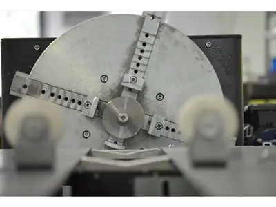 Machine verticale d'ouverture de filtres pour tubes de forage en PVC