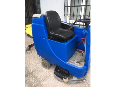 Binicili Yüzey Temizleme Makinası - 1