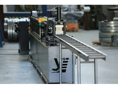 Machine à cintrer les plaques en forme de volet à rainure verticale de calibre 65 - 3