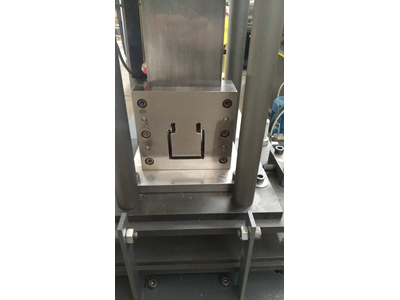 Machine à cintrer les plaques en forme de volet à rainure verticale de calibre 65 - 2