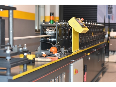 Machine à cintrer les plaques en forme de volet à rainure verticale de calibre 65 - 1