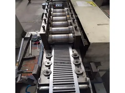 Deckel-Rollformmaschine