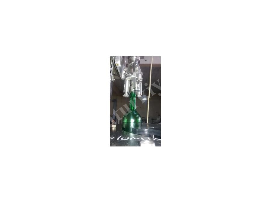 Machine de capsulage de bouteilles