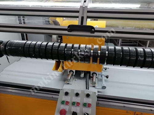 Machine de découpe de bordure de tissu en rouleau