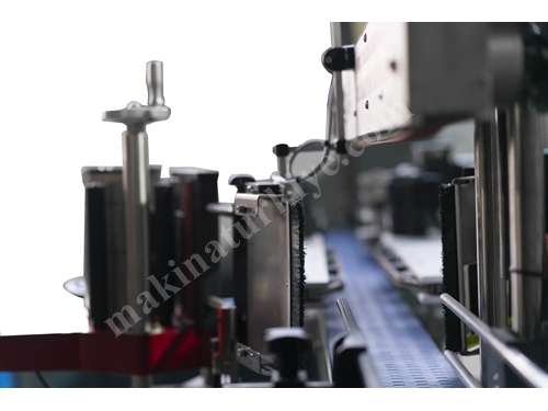 Machine d'étiquetage de bouteilles double face 4000 - 6000 unités/heure