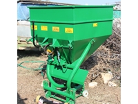 Öz-Eliş Fertilizer Spreader Machine - 1