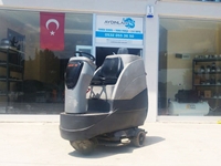 820 mm 150 / 180 Litre Ride-On Floor Scrubber
