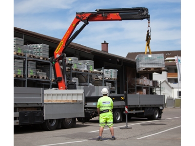 6100 Kg (19 Mt) Truck-Mounted Folding Boom Mobile Crane - 3