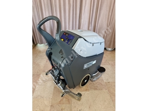 Machine de lavage de sol à batterie Nilfisk sc 450 40/40 litres à propulsion