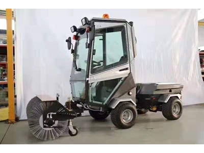 300 Kg Trash Capacity Vacuum Diesel Road Sweeper - 1