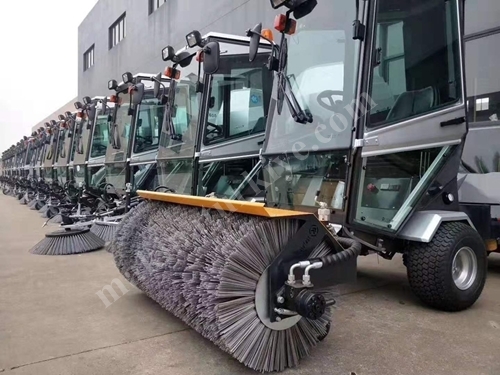 300 Kg Trash Capacity Vacuum Diesel Road Sweeper