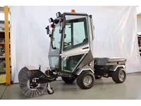 300 Kg Garbage Capacity Vacuum Diesel Road Sweeper - 1