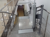 Ascenseur pour personnes handicapées à escalier - 1