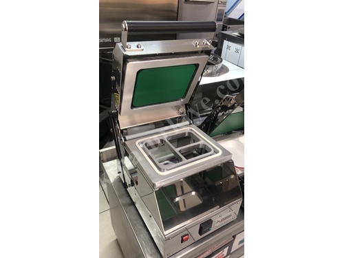 Machine de sertissage de trois compartiments pour assiettes