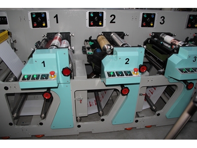 Machine d'impression d'étiquettes flexographiques - 1