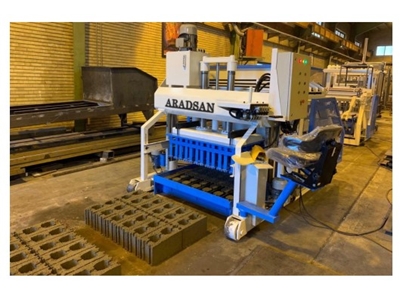 1500 Pieces / Hour Mobile Concrete Curb Machine - 1