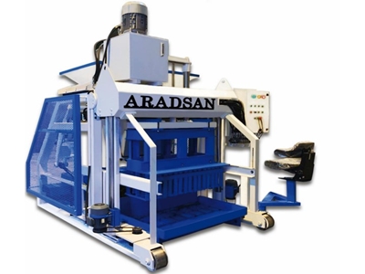 900-1400 Pcs / H Hydraulic And Movable Concrete Border Machine - 0