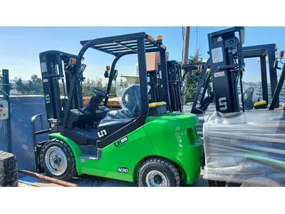 2.0 Ton 4700 mm Triplex Lithium Battery Forklift