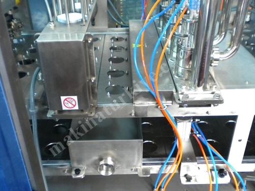 Machine de remplissage de yaourt liquide linéaire à 7200 pièces/heure