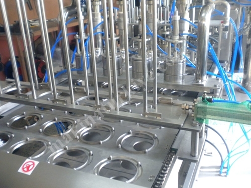 Machine de remplissage de yaourt liquide linéaire à 4500 pièces/heure