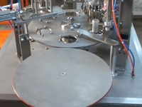 Machine de remplissage de yaourt liquide à rotation à 1350 pièces/heure - 7