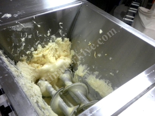 Machine de remplissage linéaire de beurre double et d'emballage volumétrique