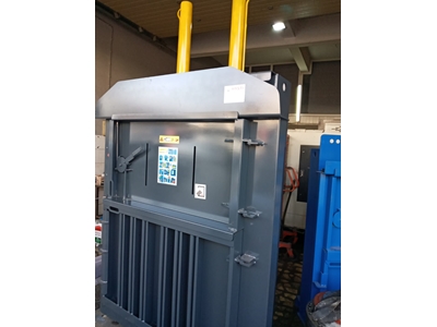 Machine de pressage et de mise en balles de fibres textiles en tissu - 1