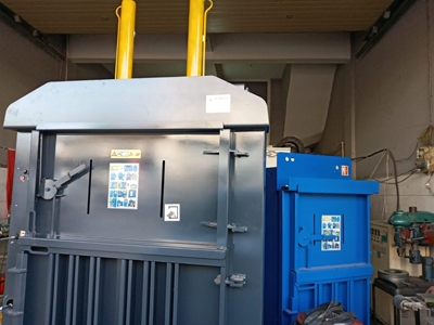 Machine de pressage et de mise en balles de fibres textiles en tissu - 5