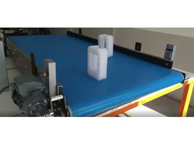 Робот для захвата пластиковых изделий с датчиком
