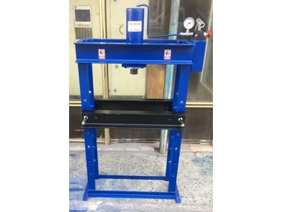 25 Ton Wide Type Hydraulic Press (63 Cm) - 1