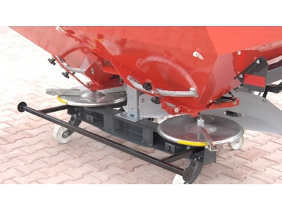 1500 Litre Yatay Karıştırıcılı Gübre Serpme Makinesi - 2