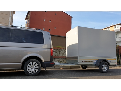 Remorque de transport de marchandises avec cabine et bâche - 1