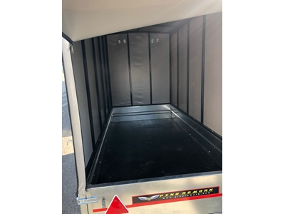 Remorque de transport de marchandises avec cabine et bâche - 6