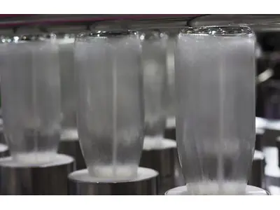 Machine à laver les verres et les bouteilles en verre