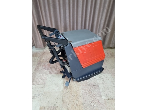 Напольная машина для мойки аккумуляторная для уборки узких мест Hako 430, производства Германия
