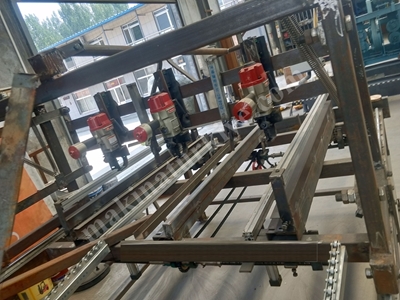 Machine manuelle de fixation de palettes - 1