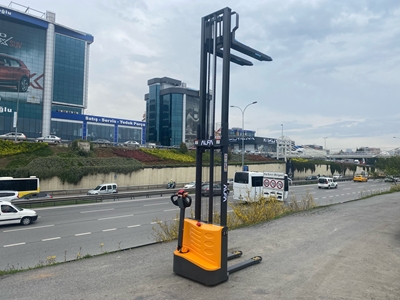 1500 Kg 3.5 Meter Battery Powered Stacker - 2